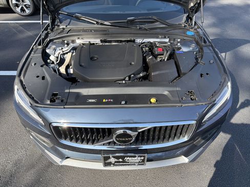 Certified 2022 Volvo V90 B6 Cross Country image 36
