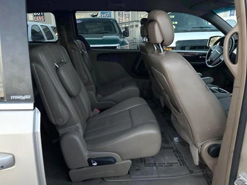 Used 2014 Chrysler Town & Country Touring image 15
