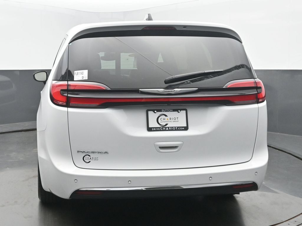 Used 2024 Chrysler Pacifica Touring-L FWD image 5