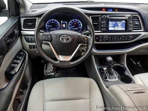Used 2019 Toyota Highlander LE AWD/4WD image 13
