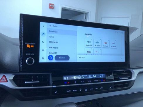 Certified 2025 Toyota Sienna XLE image 29