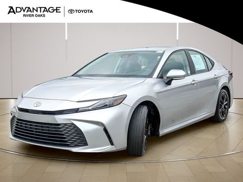 Used 2025 Toyota Camry LE FWD image 4