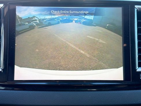 Used 2024 Chrysler Pacifica Touring-L image 33