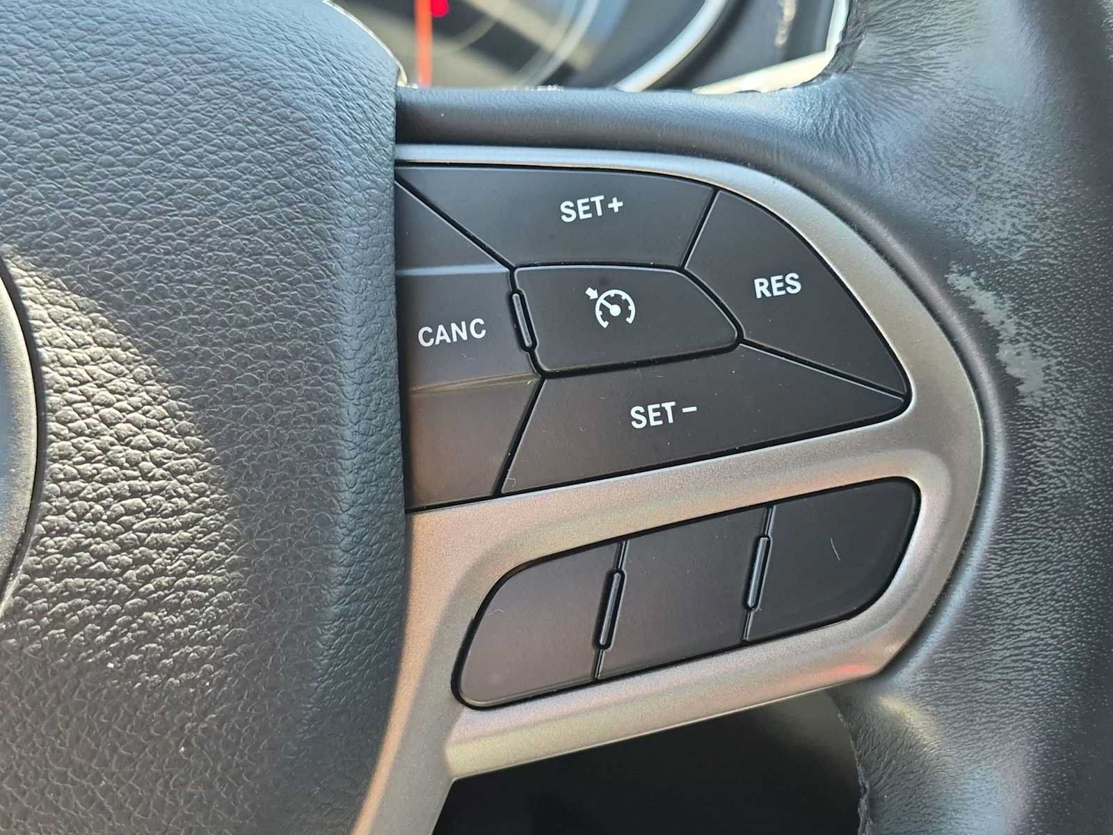 Used 2019 Jeep Cherokee Latitude Plus w/ Cold Weather Group AWD/4WD image 24