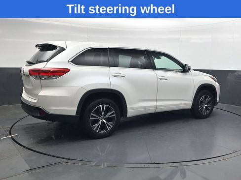 Used 2018 Toyota Highlander LE FWD image 4