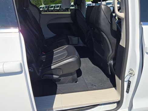 Certified 2024 Chrysler Pacifica Touring-L FWD image 10