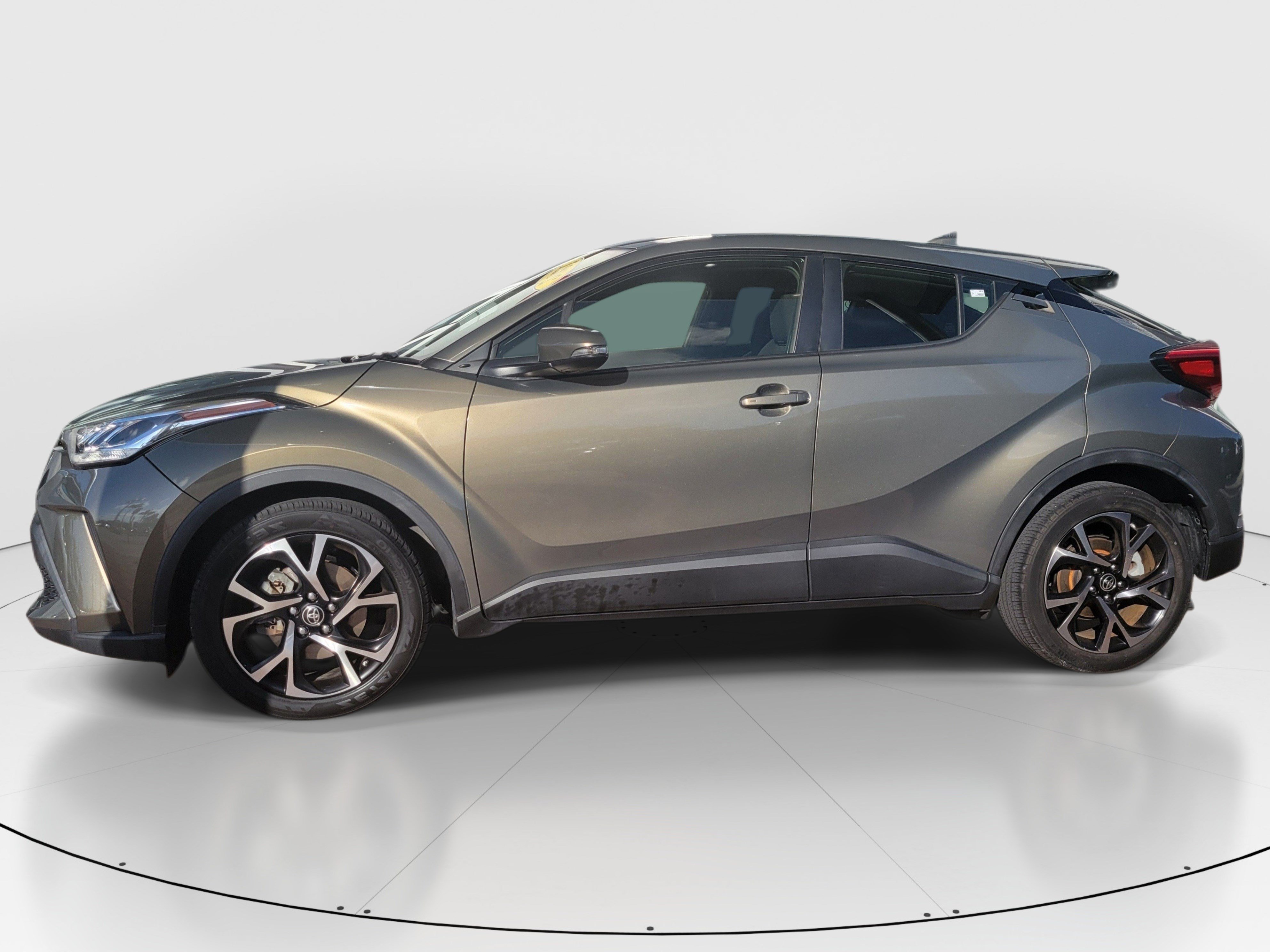 Used 2021 Toyota C-HR XLE FWD image 4