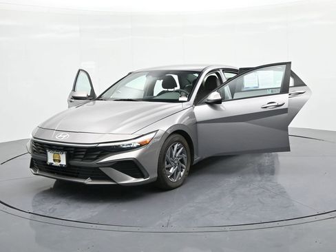 Used 2024 Hyundai Elantra SEL image 27