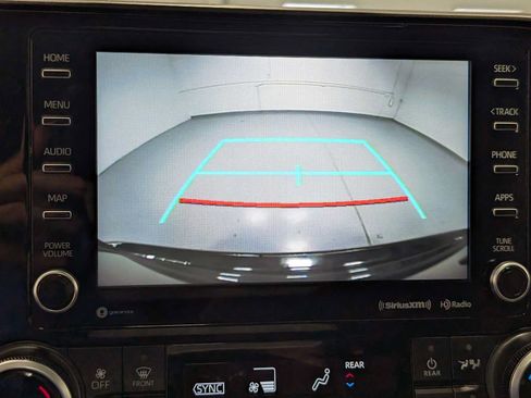 Used 2021 Toyota Highlander XLE AWD/4WD image 27
