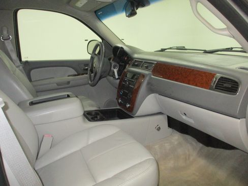 Used 2007 Chevrolet Suburban 2500 LT w/ LT Preferred Equipment Group AWD/4WD image 15