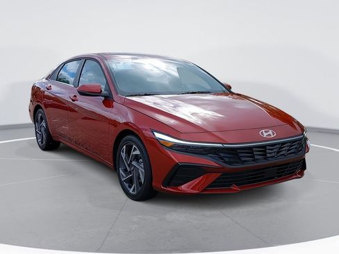 Used 2025 Hyundai Elantra Limited image 3