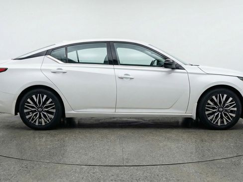 Used 2025 Nissan Altima 2.5 SV image 11