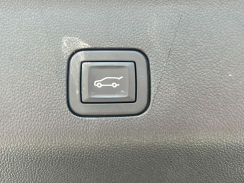 Used 2025 GMC Yukon XL Denali AWD/4WD image 19