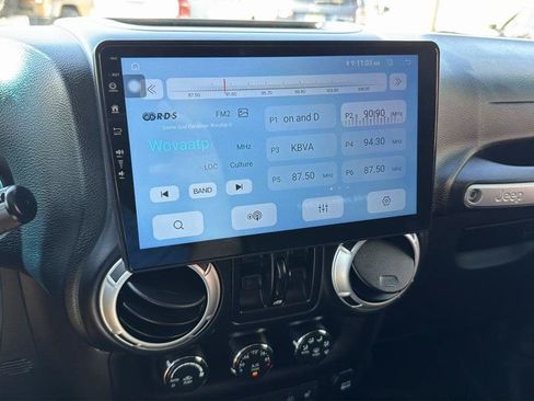 Used 2016 Jeep Wrangler Unlimited Rubicon w/ Connectivity Group AWD/4WD image 18