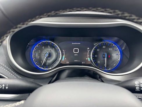 Used 2025 Chrysler Pacifica Select image 12