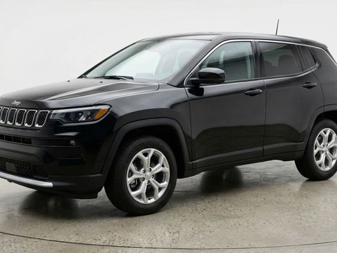 Used 2025 Jeep Compass Latitude AWD/4WD image 3