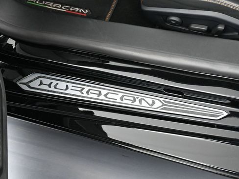 Used 2022 Lamborghini Huracan EVO RWD image 16