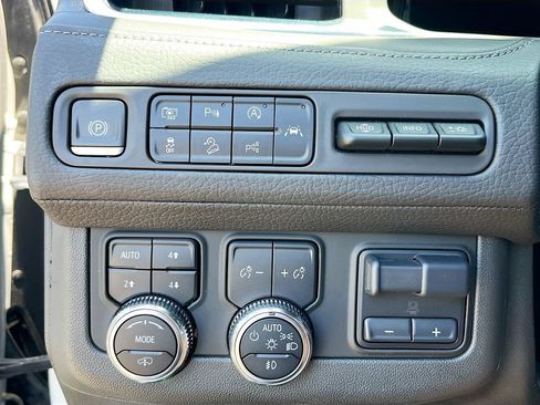 Used 2023 GMC Yukon Denali w/ Advanced Technology Package AWD/4WD image 10