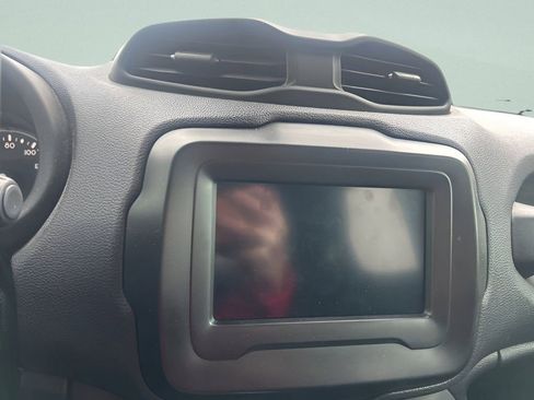 Used 2018 Jeep Renegade Altitude image 24