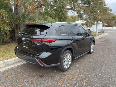 Used 2023 Toyota Highlander Limited image 3