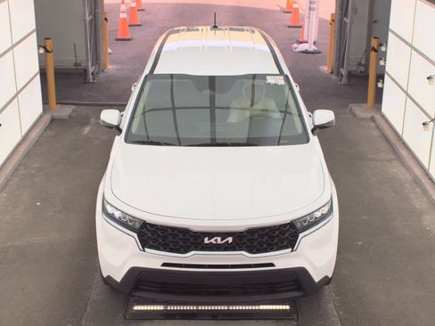 Used 2023 Kia Sorento LX image 2