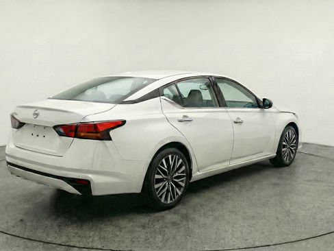 Used 2025 Nissan Altima 2.5 SV FWD image 9