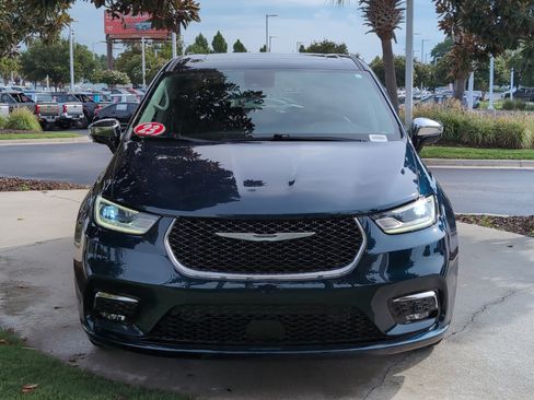 Used 2023 Chrysler Pacifica Limited FWD image 3