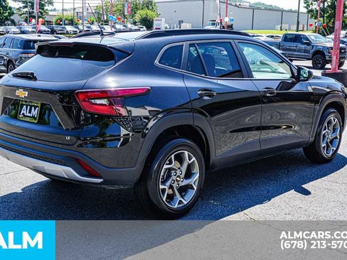 Used 2025 Chevrolet Trax LT FWD image 5