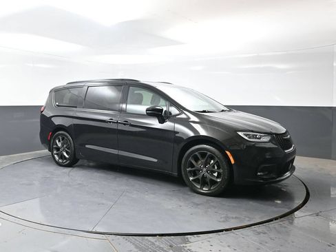 Used 2025 Chrysler Pacifica Limited FWD image 5