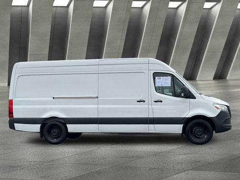 Used 2025 Mercedes-Benz Sprinter 2500 image 3