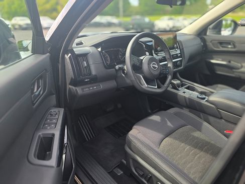 Used 2025 Nissan Pathfinder SV AWD/4WD image 10