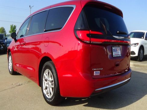 Certified 2025 Chrysler Pacifica Select FWD image 8