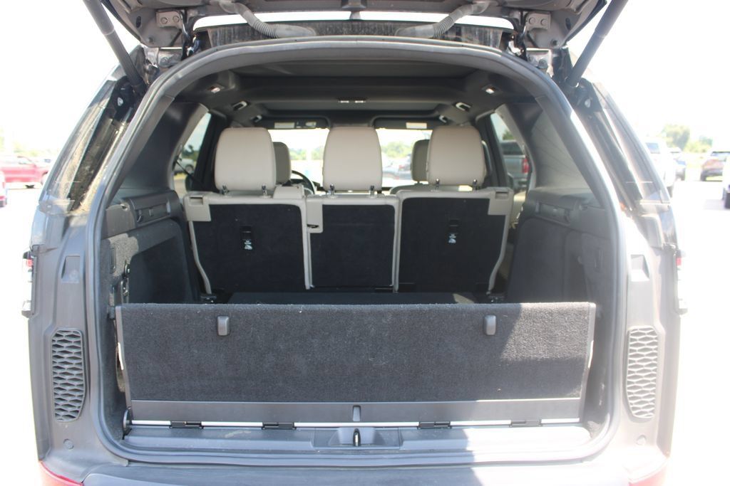 Used 2019 Land Rover Discovery SE AWD/4WD image 12