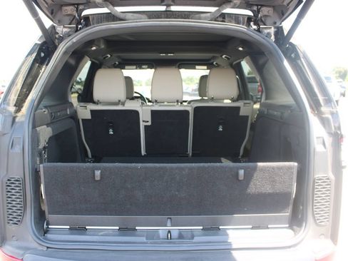 Used 2019 Land Rover Discovery SE AWD/4WD image 12