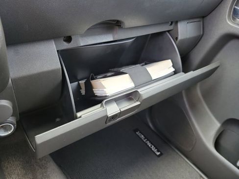 Used 2011 Nissan Frontier SV image 31