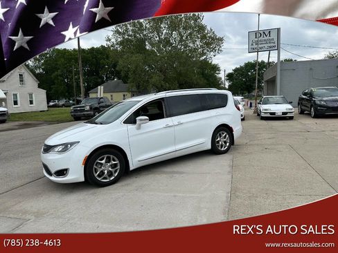 Used 2017 Chrysler Pacifica Limited FWD image 1