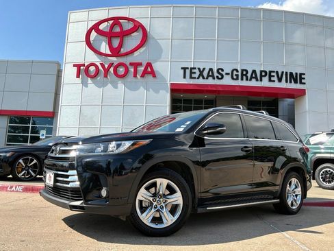 Used 2017 Toyota Highlander Limited FWD image 2