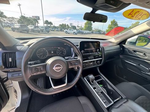 Certified 2024 Nissan Pathfinder SV image 22