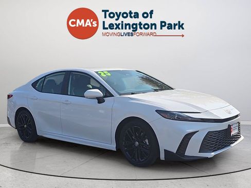 Used 2025 Toyota Camry SE FWD image 7