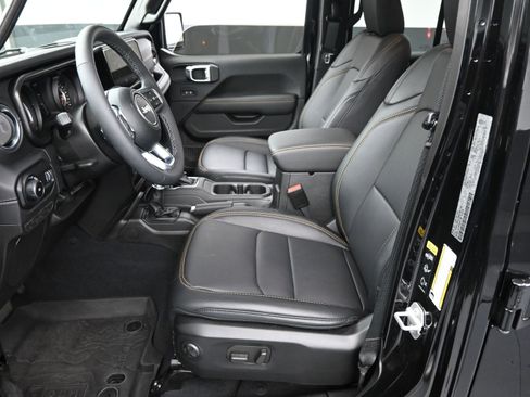 Used 2025 Jeep Wrangler Sahara image 5