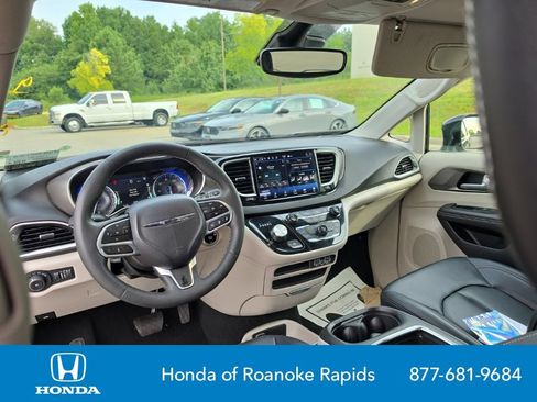 Used 2024 Chrysler Pacifica Touring-L FWD image 12