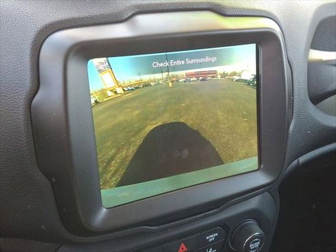 Used 2023 Jeep Renegade Latitude AWD/4WD image 15
