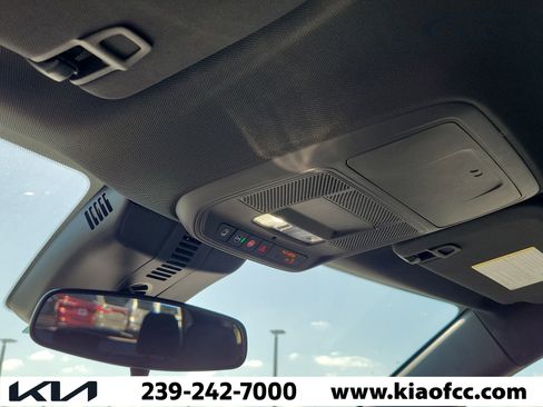 Used 2025 Chevrolet Traverse LT FWD image 29