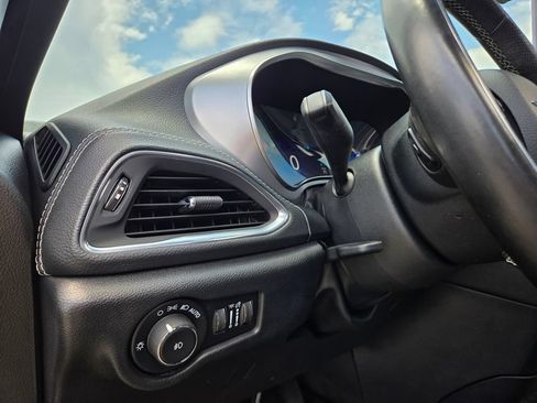 Used 2019 Chrysler Pacifica Limited w/ Advanced Safetytec Group FWD image 29