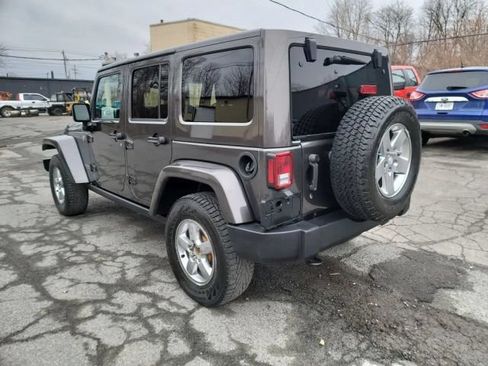 Used 2017 Jeep Wrangler Unlimited Rubicon w/ Connectivity Group AWD/4WD image 7