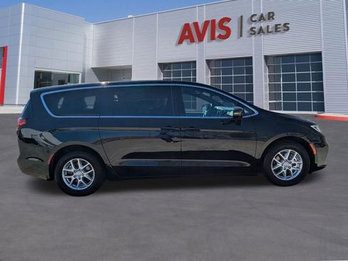 Used 2025 Chrysler Pacifica Select image 5