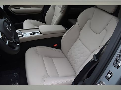 New 2026 Volvo XC90 B6 Plus w/ Protection Package Premier AWD/4WD image 11