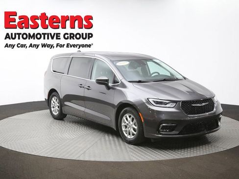 Used 2023 Chrysler Pacifica Touring-L image 51