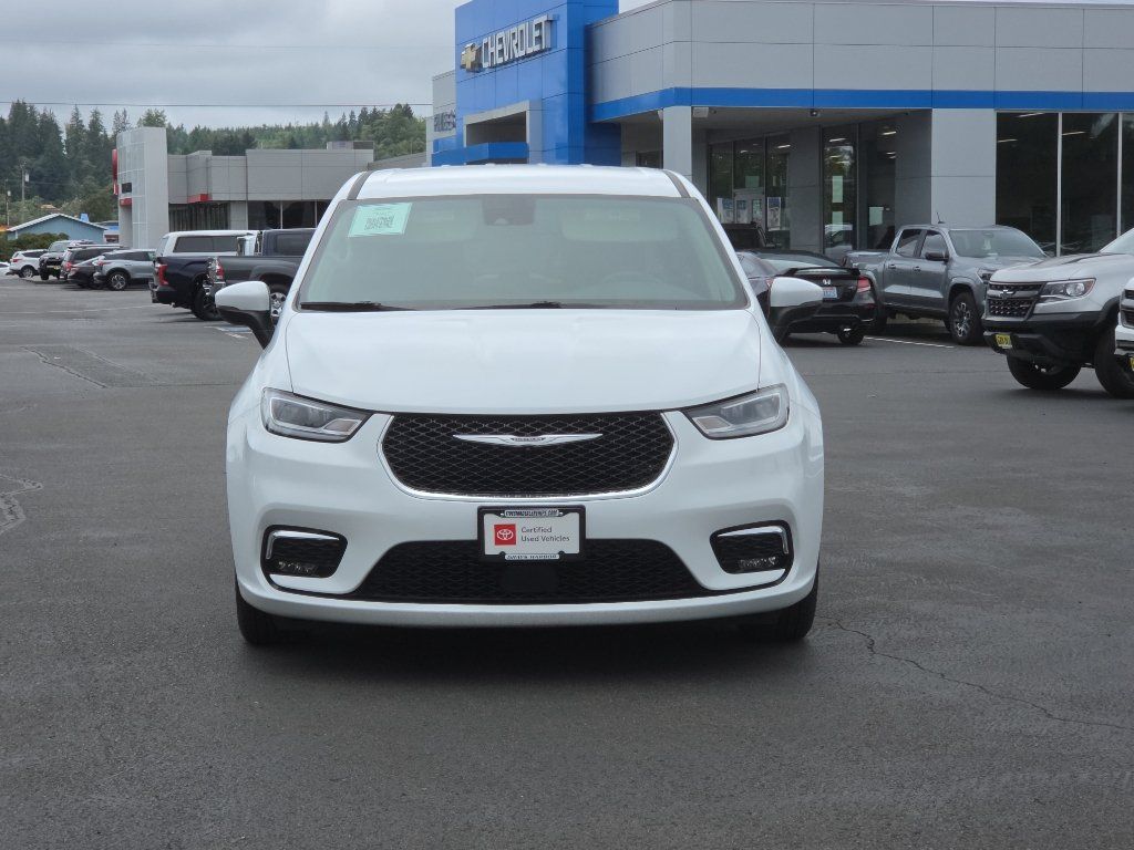 Used 2023 Chrysler Pacifica Touring-L FWD image 3