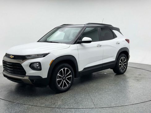 Used 2025 Chevrolet TrailBlazer LT image 3